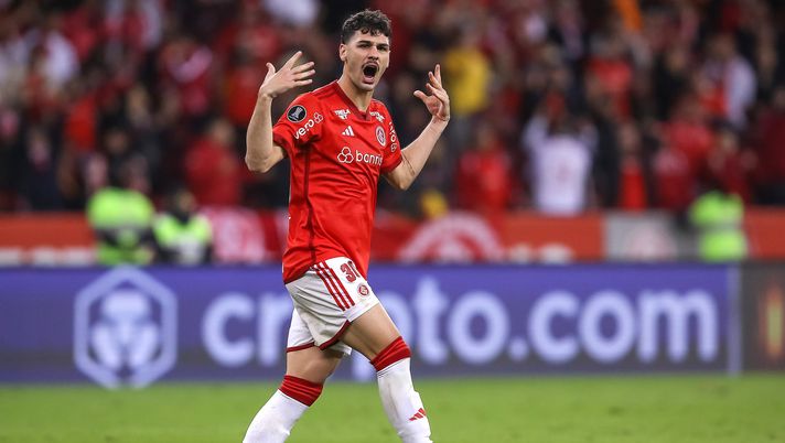 PORTO ALEGRE, BRAZIL - AUGUST 08: Johnny Cardoso of Internacional celebrates scoring the team's seventh penalty in the penalty shoot out during a Copa CONMEBOL Libertadores 2023 round of sixteen second leg match between Internacional and River Plate at Beira-Rio Stadium on August 08, 2023 in Porto Alegre, Brazil. (Photo by Pedro Tesch/Getty Images) Cor Sport – Cardoso se parte Dominguez - immagine 1