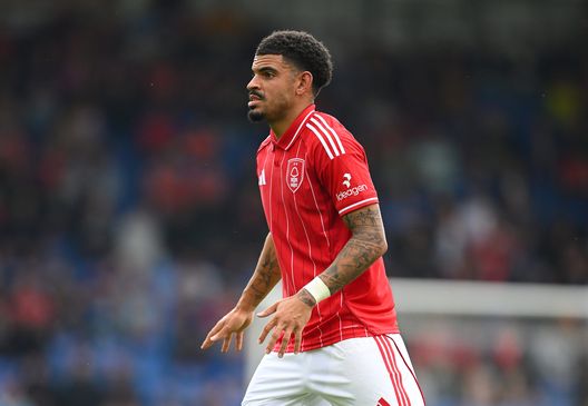 Morgan Gibbs-White con la maglia del Nottingham Forest durante l'amichevole con il Monaco (Foto di Clive Mason/Getty Images) La cessione al Tottenham, la denuncia del Nottingham e poi il rinnovo: l’assurda estate di Gibbs-White- immagine 2