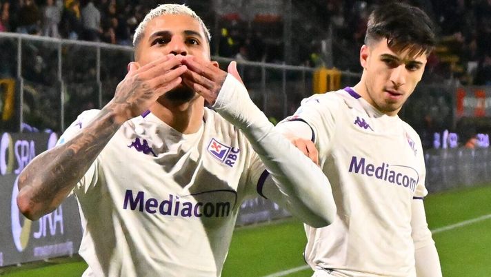 CREMONA, ITALY - MARCH 16: Dodo of ACF Fiorentina celebrates after scoring the 0-3 goal during the Serie A match between US Cremonese and ACF Fiorentina at Stadio Giovanni Zini on March 16, 2026 in Cremona, Italy. (Photo by Marco M. Mantovani/Getty Images) Ghoulam esalta Dodò: “Mi piace tantissimo, per più motivi. Perfetto per il Napoli” - immagine 1