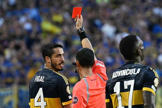 Cesar Ramos espelle Figal.(Photo by Chandan Khanna / AFP) (Photo by CHANDAN KHANNA/AFP via Getty Images) Il Boca Juniors alza la voce e fa ricorso contro la pesante squalifica di Herrera e Figal- immagine 3