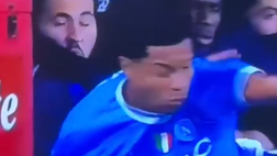 Rovinosa caduta di Neres: finisce sulla panchina dell’Atalanta – IL VIDEO