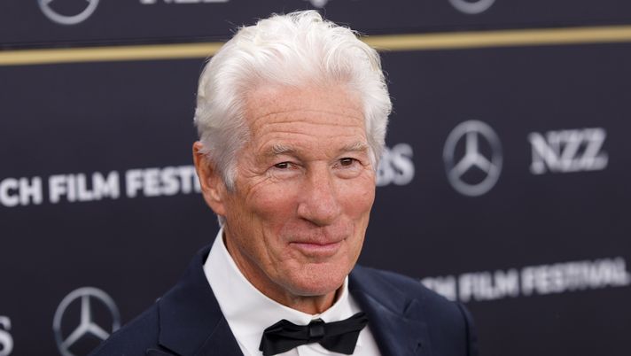 ZURICH, SWITZERLAND - OCTOBER 08: Richard Gere attends the 'Wisdom of Happiness' green carpet during the 20th Zurich Film Festival at Corso Green Carpet on October 08, 2024 in Zurich, Switzerland. (Photo by Joshua Sammer/Getty Images for ZFF) Richard Gere: “Ho sbagliato tante cose ma non ho rimpianti”. Errori, segreti e non solo- immagine 2