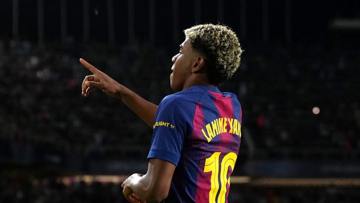 BARCELONA, SPAIN - OCTOBER 21: Lamine Yamal of FC Barcelona celebrates after scoring his team's third goal from the penalty spot during the UEFA Champions League 2025/26 League Phase MD3 match between FC Barcelona and Olympiacos FC at Estadi Olimpic Lluis Companys on October 21, 2025 in Barcelona, Spain. (Photo by Alex Caparros/Getty Images) LaLiga, Barcellona-Atlético Madrid: diretta tv e streaming live del match - immagine 1