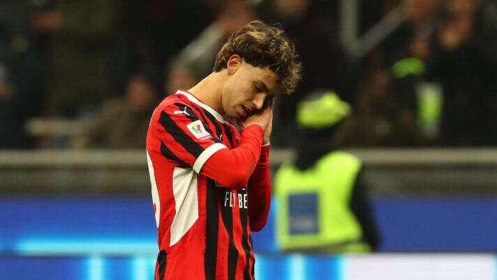 MILAN, ITALY - FEBRUARY 05: Joao Felix of AC Milan celebrates scoring his team's third goal during the Coppa Italia Quarter Final match between AC Milan and AS Roma at Stadio Giuseppe Meazza on February 05, 2025 in Milan, Italy. (Photo by Marco Luzzani/Getty Images) Joao Felix, al momento i problemi per il fanta sono due: la gestione con e senza scambi - immagine 1
