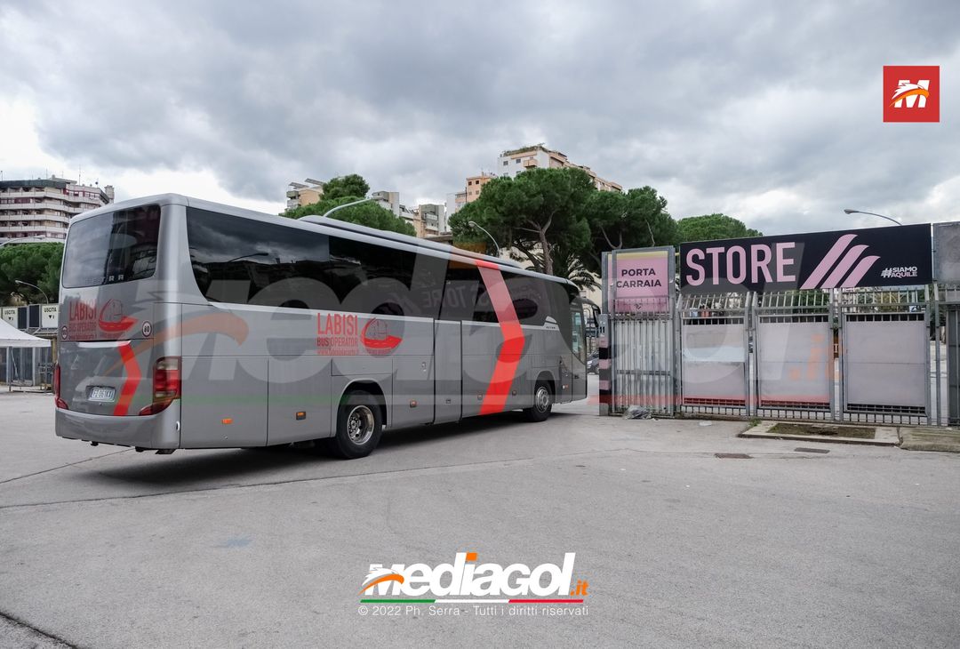 FOTO Palermo: la squadra verso Benevento. Cori e striscioni al “Barbera” (La Gallery) - immagine 38