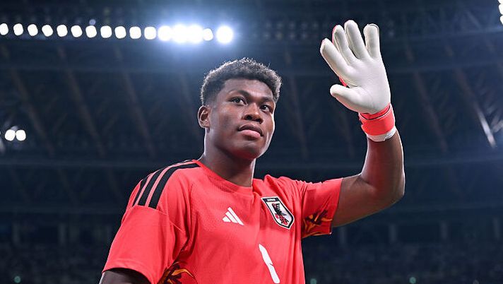 TOKYO, JAPAN - MAY 31: Zion Suzuki of Japan applauds fans after the international friendly match between Japan and Iceland at MUFG Stadium on May 31, 2026 in Tokyo, Japan. (Photo by Kenta Harada/Getty Images) FLASH – Occhio al futuro di Suzuki: possibile incastro col Dibu Martinez, ecco perché - immagine 1