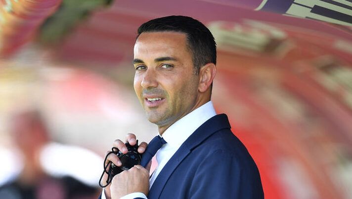 MONZA, ITALY - MAY 19: AC Monza head coach Raffaele Palladino looks on during the Serie A TIM match between AC Monza and Frosinone Calcio at U-Power Stadium on May 19, 2024 in Monza, Italy.(Photo by Valerio Pennicino/Getty Images) Corriere: “Modulo e non solo: così potrà giocare la nuova Fiorentina di Palladino” - immagine 1