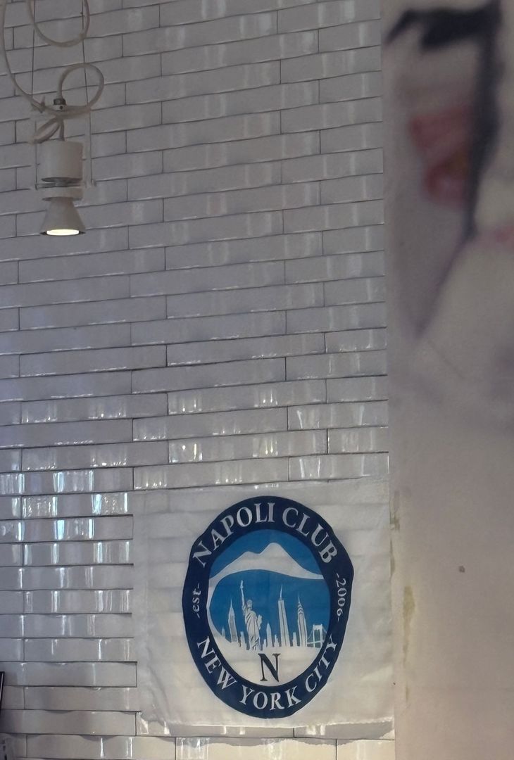Napoli nel mondo, anche in un bar di New York si tifa azzurro! – LA GALLERY - immagine 4