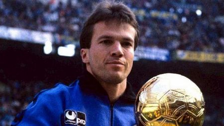 Getty Images Matthaus esibisce il Pallone d'Oro a San Siro