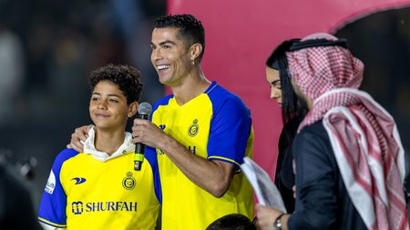 RIYADH, SAUDI ARABIA - JANUARY 03: Cristiano Ronaldo accompanied by his partner Georgina Rodriguez and his son Cristiano Ronaldo Jr, greet the crowd during the official unveiling of Cristiano Ronaldo as an Al Nassr player at Mrsool Park Stadium on January 3, 2023 in Riyadh, Saudi Arabia. (Photo by Yasser Bakhsh/Getty Images) CR7 e Cristiano Ronaldo jr