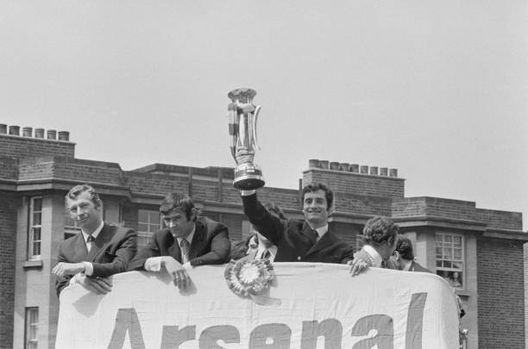 I giocatori dell'Arsenal Bob Wilson, Peter Simpson e Frank McLintock celebrano la vittoria della Coppa delle Fiere. (Foto di Evening Standard/Hulton Archive/Getty Images) Non c’è solo il Tottenham, ecco le altre peggiori squadre ad aver vinto in Europa- immagine 3