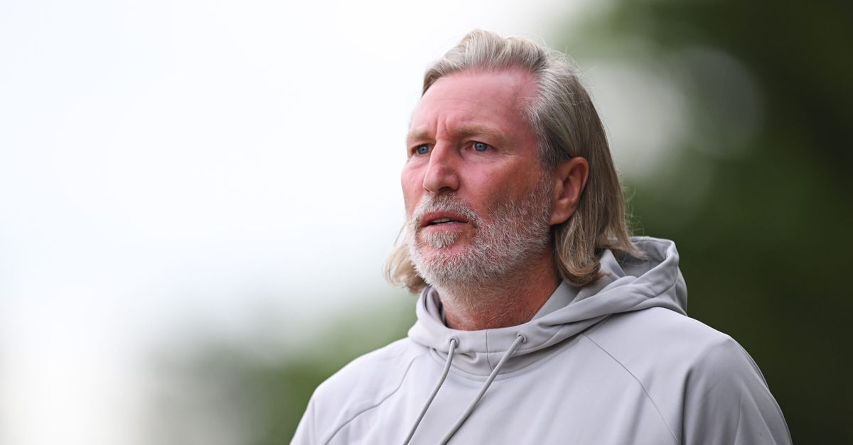 Robbie Savage, che mossa strana: il tecnico gallese fa 4 cambi dopo un minuto di gioco