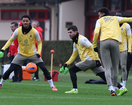 Christian Pulisic in azione oggi a Milanello (Photo by Claudio Villa/AC Milan via Getty Images) Oggi a Milanello, Pulisic e Jashari: tutte le foto