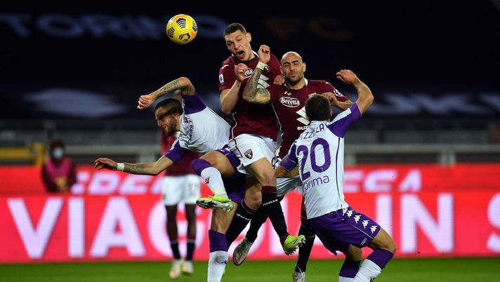 TURIN, ITALY - JANUARY 29: Andrea Belotti and Simone Zaza of Torino clash with Cristiano Biraghi and German Pezzella of Fiorentina during the Serie A match between Torino FC and ACF Fiorentina at Stadio Olimpico di Torino on January 29, 2021 in Turin, Italy. (Photo by Valerio Pennicino/Getty Images) Torino-Fiorentina 1-1: i granata non riescono a vincere in 11 contro 9! - immagine 1