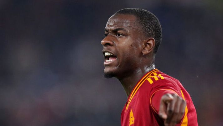 ROME, ITALY - FEBRUARY 22: Evan Ndicka of AS Roma reacts during the UEFA Europa League 2023/24 knockout round play-offs second leg match between AS Roma and Feyenoord at Stadio Olimpico on February 22, 2024 in Rome, Italy. (Photo by Paolo Bruno/Getty Images) ULTIM’ORA – Ndicka è stato dimesso! Ecco il bollettino della Roma e la diagnosi - immagine 1