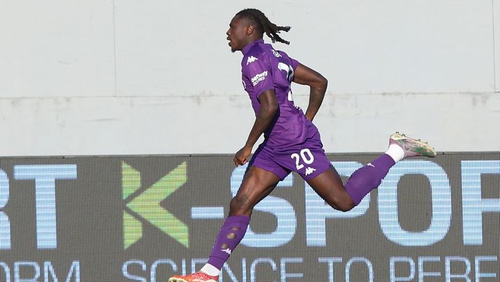 FLORENCE, ITALY - NOVEMBER 10: Moise Kean of ACF Fiorentina celebrates after scoring a goal during the Serie A match between Fiorentina and Verona at Stadio Artemio Franchi on November 10, 2024 in Florence, Italy. (Photo by Gabriele Maltinti/Getty Images) Un super Kean fa volare la Fiorentina: Verona battuto 3-1 e Napoli agguantato - immagine 1