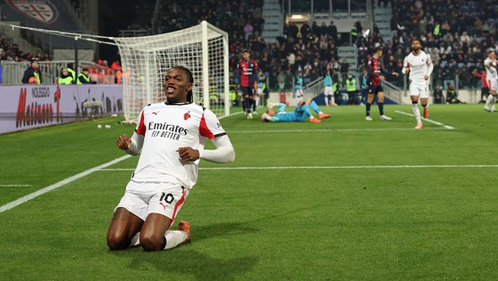 CAGLIARI, ITALY - JANUARY 02: Rafael Leao of AC Milan celebrates after scoring the goal during the Serie A match between Cagliari Calcio and AC Milan at Stadio Sant'Elia on January 02, 2026 in Cagliari, Italy. (Photo by Claudio Villa/AC Milan via Getty Images) quando-leao-si-sblocca-a-cagliari-seconda-volta-in-6-anni