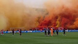 Rigore decisivo, poliziotti, fuochi in curva: tutto al minuto 99 del derby di Belgrado…