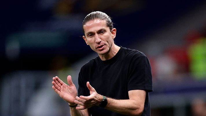 DOHA, QATAR - DECEMBER 13: Filipe Luis, Head Coach of CR Flamengo, looks on during the FIFA Challenger Cup 2025 match between CR Flamengo and Pyramids FC at Ahmad Bin Ali Stadium on December 13, 2025 in Doha, Qatar. (Photo by Getty Images/Getty Images) Psg-Flamengo, Filipe Luis: “È come se Safonov avesse visto il nostro allenamento” - immagine 1