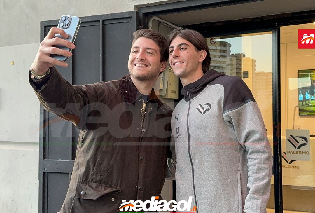 FOTO PALERMO, Filippo Ranocchia: selfie e autografi con tifosi del Palermo (Gallery)- immagine 1