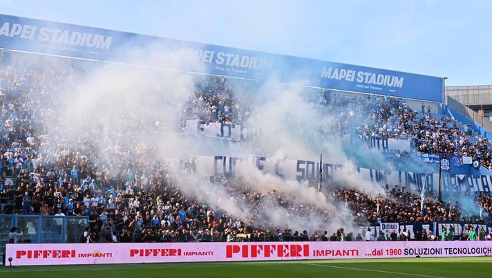 SASSUOLO, ITALY - AUGUST 23: Napoli supporters light flares prior to the Serie A match between US Sassuolo Calcio and SSC Napoli at Mapei Stadium Citta del Tricolore on August 23, 2025 in Sassuolo, Italy. (Photo by Alessandro Sabattini/Getty Images) Gli ultras si schierano contro il calcio moderno: effetto amarcord in curva – LA FOTO - immagine 1