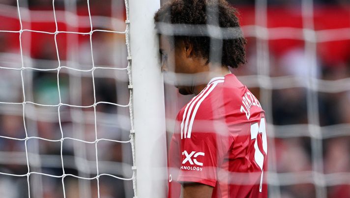MANCHESTER, ENGLAND - SEPTEMBER 01: Joshua Zirkzee of Manchester United reacts, after missing a chance during the Premier League match between Manchester United FC and Liverpool FC at Old Trafford on September 01, 2024 in Manchester, England. (Photo by Shaun Botterill/Getty Images) Clamoroso, lo United soffia Zirkzee al Milan e poi licenzia 250 dipendenti… - immagine 1