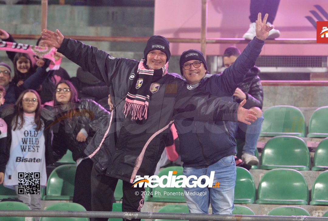 FOTOTIFO Palermo-Bari 3-0, gli scatti ai tifosi al “Renzo Barbera” (GALLERY) - immagine 52