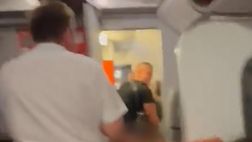 VIDEO/ Sesso in aereo nel volo Luton-Ibiza: beccati dal personale