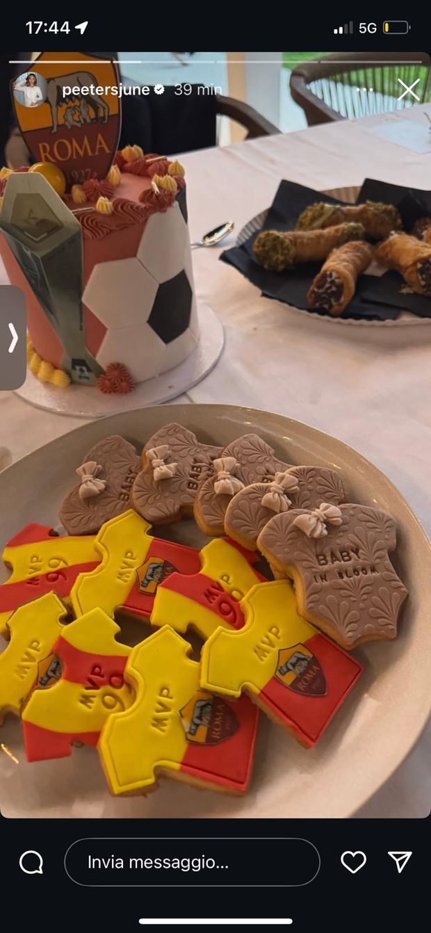 Svilar, gadget in tema Roma per il baby shower del figlio – FOTO- immagine 2