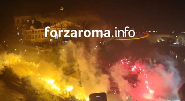 La Roma compie 96 anni. I tifosi colorano la città. Coreografia sull’Isola Tiberina La Roma compie 96 anni. I tifosi colorano la città. Coreografia sull’Isola Tiberina - immagine 1