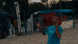 Anche Josè Aldo diventa azzurro: che skill in spiaggia con la maglia del Napoli!