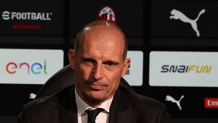 Massimiliano Allegri (allenatore AC Milan), qui durante una conferenza stampa con i rossoneri a Milanello | Milan News (Getty Images) Milan e Allegri futuro ancora insieme: in estate non sono previsti ribaltoni