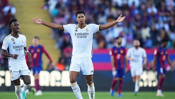 BARCELONA, SPAIN - OCTOBER 28: Jude Bellingham of Real Madrid celebrates after scoring the team's first goal to equalise during the LaLiga EA Sports match between FC Barcelona and Real Madrid CF at Estadi Olimpic Lluis Companys on October 28, 2023 in Barcelona, Spain. (Photo by Alex Caparros/Getty Images) LIVEBLOG – Raddoppio Bellingham! Caro Mick Jagger, il Real canta “Hey Jude”… - immagine 1