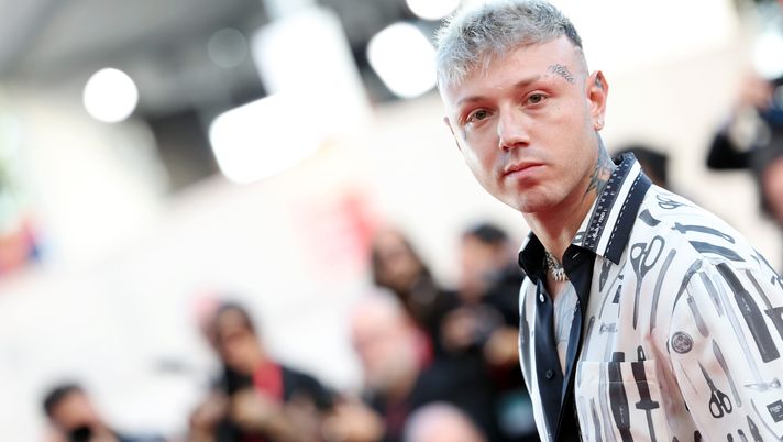 VENICE, ITALY - AUGUST 30: Lazza attends the opening red carpet at the 80th Venice International Film Festival on August 30, 2023 in Venice, Italy. (Photo by Vittorio Zunino Celotto/Getty Images) Lazza sorprende tutti: nuovo singolo e nuovo tour. Biglietti in vendita da oggi: dove comprarli - immagine 1