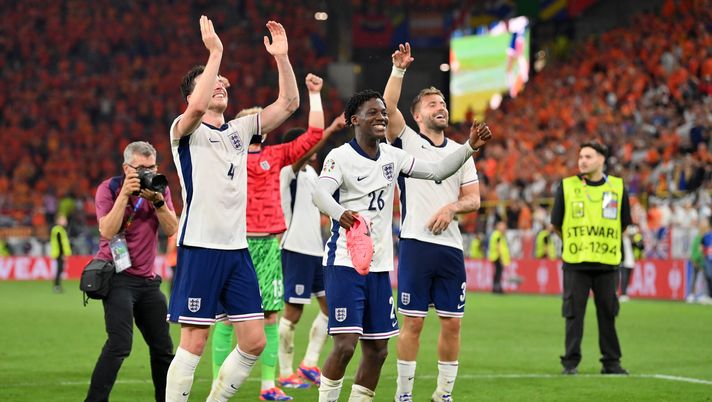 DORTMUND, GERMANY - JULY 10: Declan Rice, Kobbie Mainoo of England and Luke Shaw of England celebrates following the team's victory in the UEFA EURO 2024 semi-final match between Netherlands and England at Football Stadium Dortmund on July 10, 2024 in Dortmund, Germany. (Photo by Stu Forster/Getty Images) Inghilterra, ora o mai più: la finale all’Europeo è l’ultima chiamata per Southgate - immagine 1