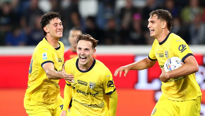 BERGAMO, ITALY - MAY 25: Jacob Ondrejka of Parma Calcio celebrates scoring his team's third goal with teammate Mateo Pellegrino (R) during the Serie A match between Atalanta and Parma at Gewiss Stadium on May 25, 2025 in Bergamo, Italy. (Photo by Marco Luzzani/Getty Images) Parma, Ondrejka: “Fiorentina? Non l’ho vista con l’Udinese. Gara importante” - immagine 1