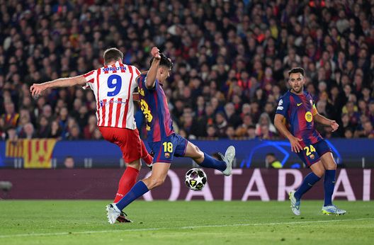 BARCELLONA, SPAGNA - 8 APRILE: Alexander Sorloth dell'Atletico Madrid segna il secondo gol della sua squadra sotto pressione di Gerard Martin del Barcellona durante la partita di andata dei quarti di finale di UEFA Champions League 2025/26 tra Barcellona e Atlético Madrid al Camp Nou l'8 aprile 2026 a Barcellona, Spagna. (Foto di David Ramos/Getty Images) Atletico Madrid-Barcellona, scontro generazionale tra numeri 9: Lewandowski vs Alvarez- immagine 2