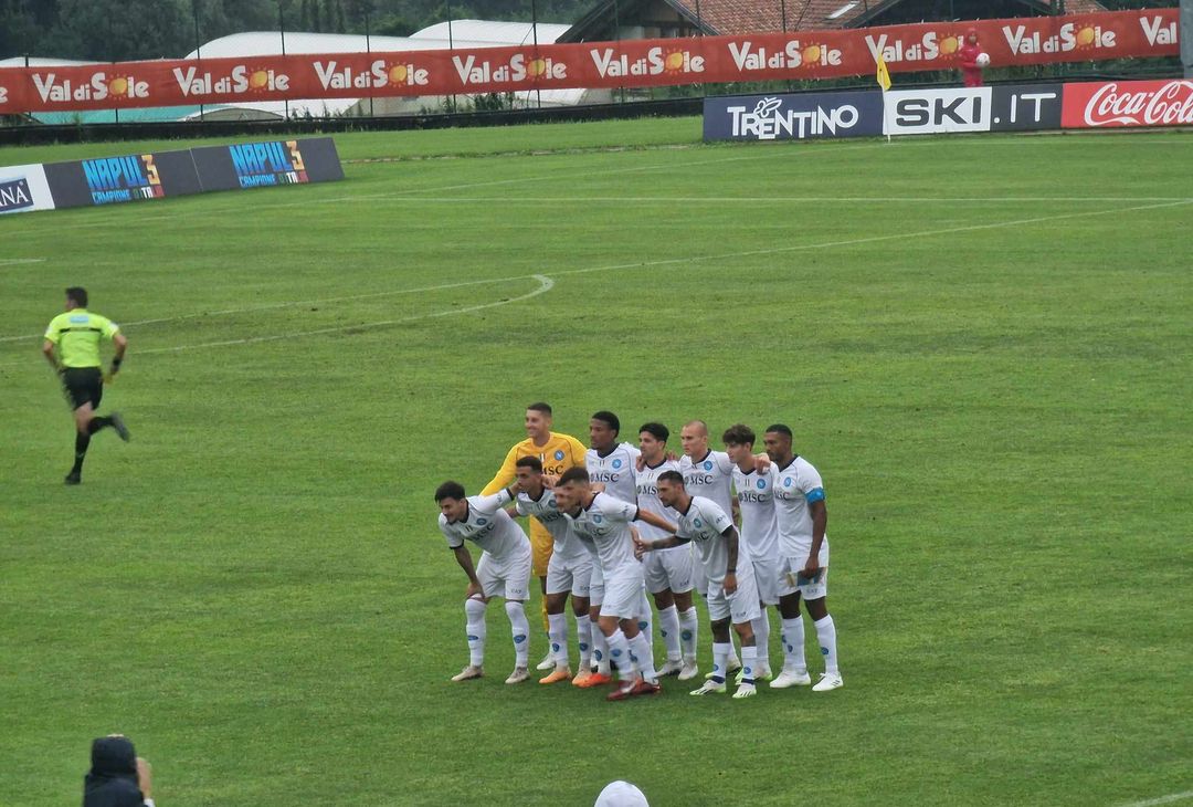 Il Napoli scende in campo per la prima con la seconda maglia scudettata