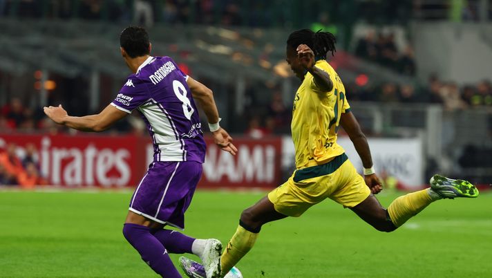 MILAN, ITALY - OCTOBER 19: Rafael Leao of AC Milan kicks the ball while under pressure from Rolando Mandragora of ACF Fiorentina during the Serie A match between AC Milan and ACF Fiorentina at Giuseppe Meazza Stadium on October 19, 2025 in Milan, Italy. (Photo by Giuseppe Cottini/AC Milan via Getty Images) Milan-Fiorentina: la qualità non va di ‘moda’ - immagine 1