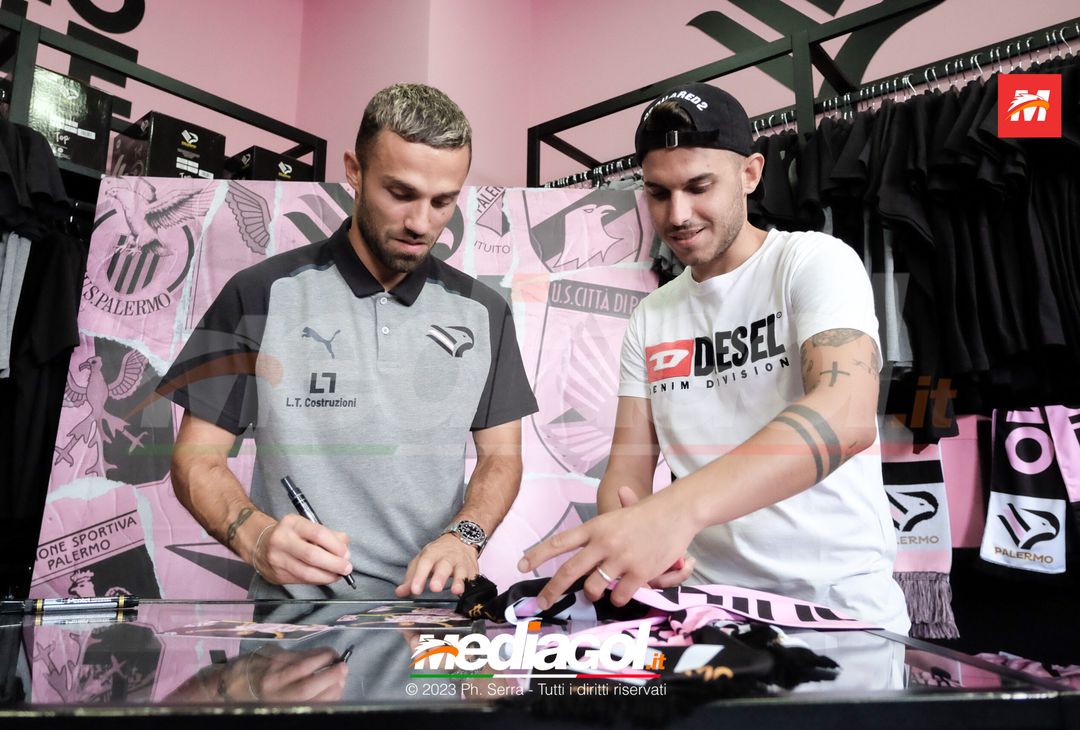 FOTO PALERMO: Federico Di Francesco scatta selfie con i tifosi allo store (GALLERY) - immagine 36
