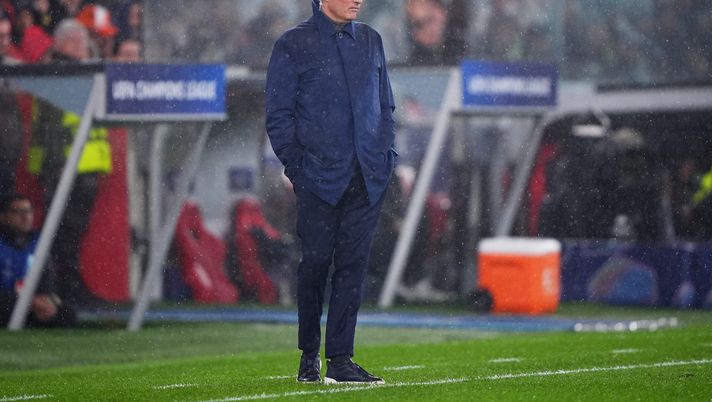 LISBON, PORTUGAL - JANUARY 28: Jose Mourinho, Head Coach of Benfica, looks on during the UEFA Champions League 2025/26 League Phase MD8 match between SL Benfica and Real Madrid C.F. at Estadio do SL Benfica on January 28, 2026 in Lisbon, Portugal. (Photo by Jose Manuel Alvarez Rey/Getty Images) Il Benfica arriva a Madrid e Mourinho lascia subito l’hotel: ecco il motivo - immagine 1