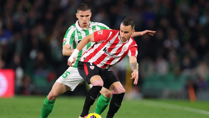 SEVILLE, SPAIN - FEBRUARY 02: Alex Berenguer of Athletic Club is challenged by Romain Perraud of Real Betis during the LaLiga match between Real Betis Balompie and Athletic Club at Estadio Benito Villamarin on February 02, 2025 in Seville, Spain. (Photo by Fran Santiago/Getty Images) Athletic, Berenguer: “La Roma ha una buona squadra. Ci sarà un ambiente bellissimo” - immagine 1