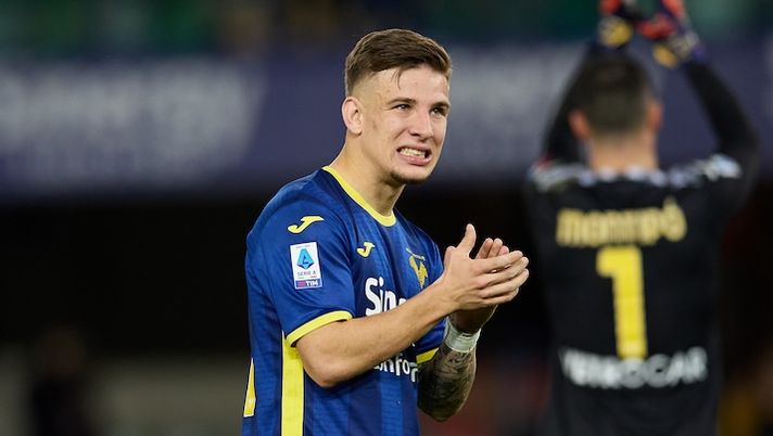 VERONA, ITALY - DECEMBER 23: Tomas Suslov of Hellas Verona FC celebrates following his sides victory in the Serie A TIM match between Hellas Verona FC and Cagliari Calcio at Stadio Marcantonio Bentegodi on December 23, 2023 in Verona, Italy. (Photo by Francesco Scaccianoce/Getty Images) Da Niasse a Serdar ai tempi di recupero di Suslov: le ultime dall’infermeria del Verona - immagine 1