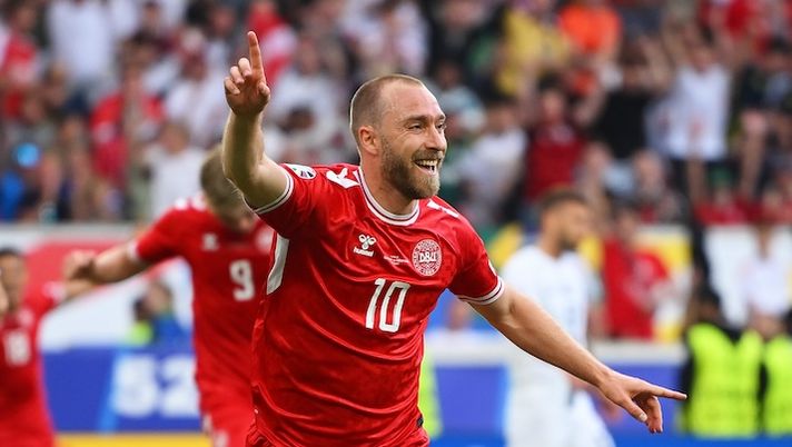 STUTTGART, GERMANY - JUNE 16: Christian Eriksen of Denmark celebrates scoring his team's first goal during the UEFA EURO 2024 group stage match between Slovenia and Denmark at Stuttgart Arena on June 16, 2024 in Stuttgart, Germany. (Photo by Clive Mason/Getty Images) Eriksen da favola: gol agli Europei a tre anni dal malore, che ritorno per l’ex Inter - immagine 1