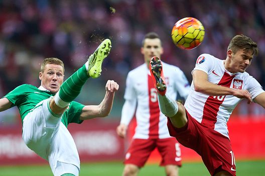 WARSAW, POLAND - OCTOBER 11: James McCarthy (L) of Republic of Ireland fights for the ball with Karol Linetty (R) from Poland during the UEFA EURO 2016 qualifying match between Poland and Republic of Ireland at National Stadium on October 11, 2015 in Warsaw, Poland. (Photo by Adam Nurkiewicz/Getty Images) Nazionali, Polonia-Russia: Linetty si candida per una maglia dal 1′- immagine 2