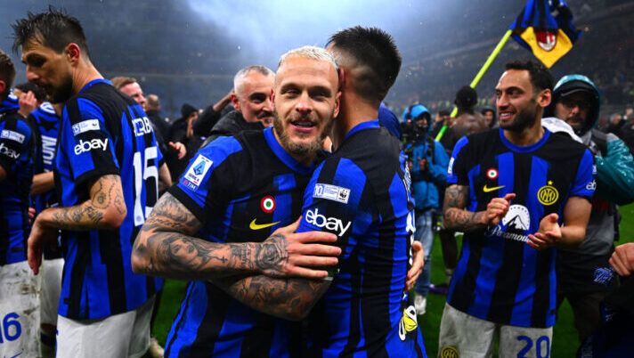 MILAN, ITALY - APRIL 22: Federico Dimarco and Lautaro Martinez of Inter celebrate after winning the Serie A Team Title after the Serie A TIM match between AC Milan and FC Internazionale at Stadio Giuseppe Meazza on April 22, 2024 in Milan, Italy. (Photo by Mattia Ozbot - Inter/Inter via Getty Images) Vice Inzaghi: “Retroscena derby: i giocatori si erano segnati la data, ecco cos’hanno fatto” - immagine 1