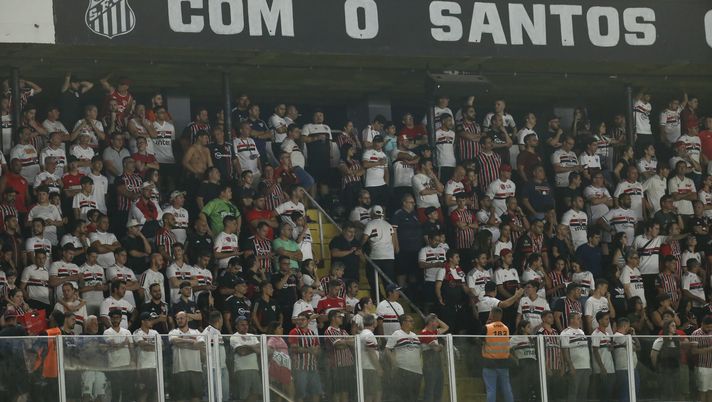 SANTOS, BRAZIL - NOVEMBER 8: Fans of Sao Paulo cheer their team during the match between Sao Paulo and Red Bull Bragantino as part of Brasileirao Series A 2023 at Urbano Caldeira Stadium (Vila Belmiro) on November 8, 2023 in Santos, Brazil. (Photo by Ricardo Moreira/Getty Images) San Paolo senza James Rodriguez nel derby: chance persa dal Santos in zona salvezza… - immagine 1