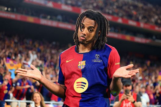 SEVILLE, SPAIN - APRIL 26: Jules Kounde of FC Barcelona scores his team's third goal during the Copa del Rey Final match between FC Barcelona and Real Madrid at Estadio de La Cartuja on April 26, 2025 in Seville, Spain. (Photo by Fran Santiago/Getty Images) Kounde, giocatore del Barcellona