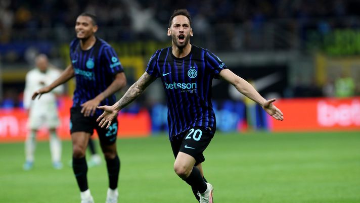 MILANO, ITALIA - 5 APRILE: Hakan Calhanoglu dell'FC Internazionale Milano festeggia il secondo gol della sua squadra durante la partita di Serie A tra FC Internazionale e AS Roma allo stadio Giuseppe Meazza il 5 aprile 2026 a Milano, Italia. (Foto di Marco Luzzani/Getty Images) Calhanoglu Inter
