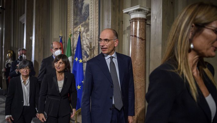ROME, ITALY - OCTOBER 20: Maria Cecilia Guerra, Debora Serracchiani, Enrico Letta and Simona Flavia Malpezzi leave the meeting with Italian President Sergio Mattarella during the first day of consultations at Quirinale Palace, on October 20, 2022 in Rome, Italy. The President of the Italian Republic Sergio Mattarella will begin his consultations for the formation of the country's new government after the historic victory of the political right in the September 25 legislative elections. (Photo by Antonio Masiello/Getty Images) Serracchiani: “Divieto tifosi Roma a Napoli? Lo stadio non è più sicuro come prima” - immagine 1